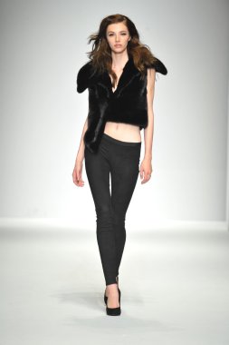 hallie, model sara defile