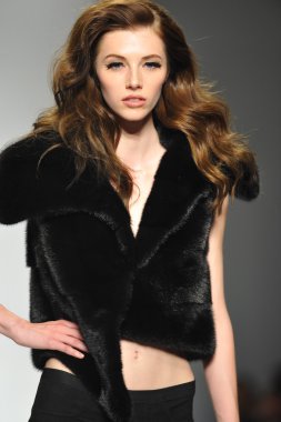 hallie, model sara defile