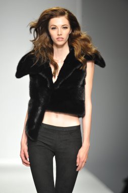 hallie, model sara defile