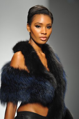 hallie, model sara defile