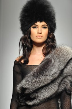 hallie, model sara defile