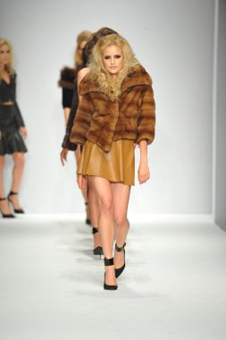 hallie, modelleri sara defile