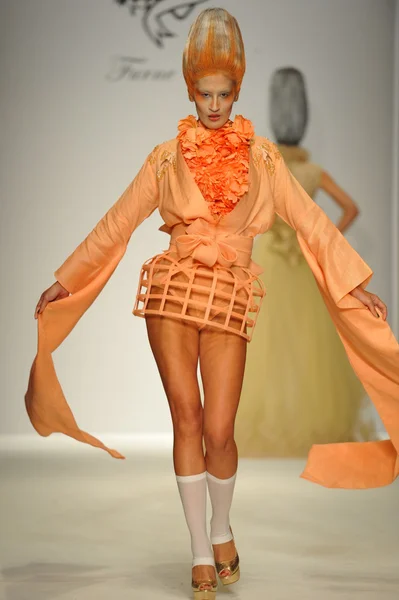 Modelo no Furne One desfile de moda — Fotografia de Stock