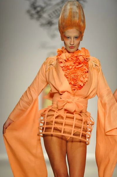 Modelo en Furne One desfile de moda — Foto de Stock