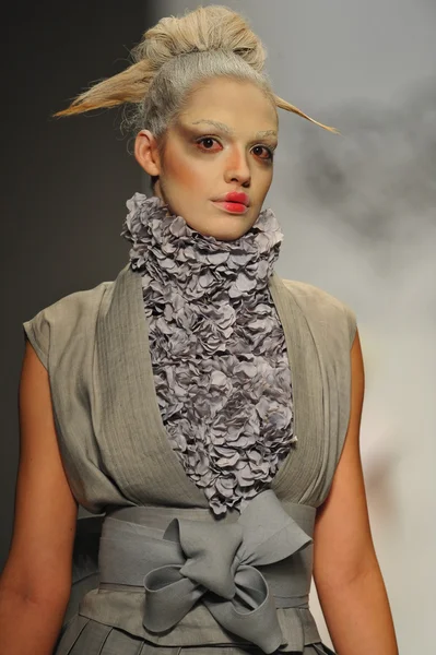 Furne 1 つのファッションショーでモデル — ストック写真
