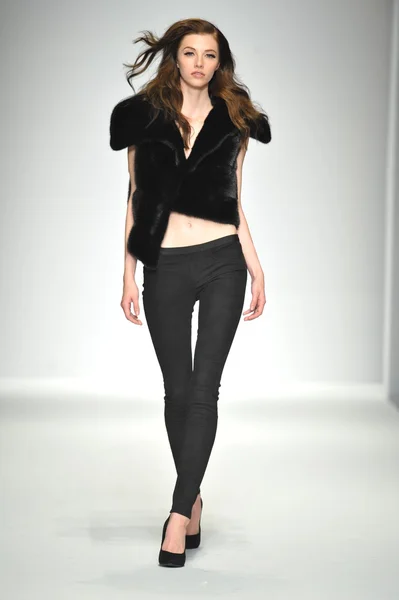 Model at Hallie Sara fashion show — Stock Photo, Image