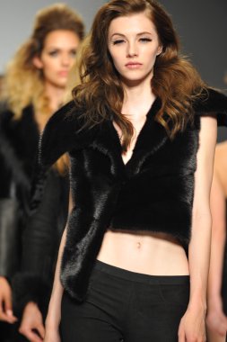 hallie, modelleri sara defile