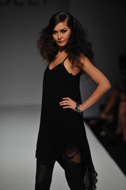 lolly giyim moda şovunda modeli