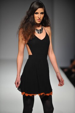 lolly giyim moda şovunda modeli