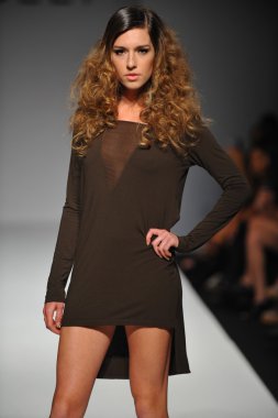 lolly giyim moda şovunda modeli