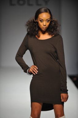 lolly giyim moda şovunda modeli