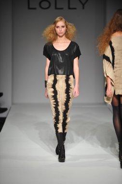 lolly giyim moda şovunda modeli