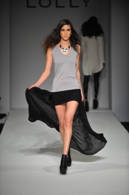 lolly giyim moda şovunda modeli