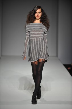 lolly giyim moda şovunda modeli