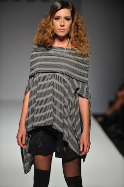 lolly giyim moda şovunda modeli