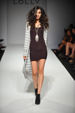 lolly giyim moda şovunda modeli