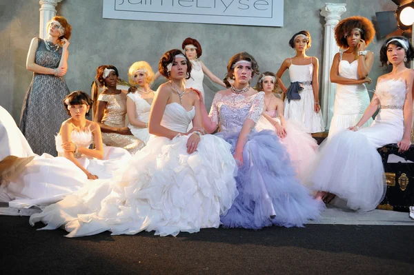 Models posing during Jamie Elyse Stephens presentation — Stock Photo, Image