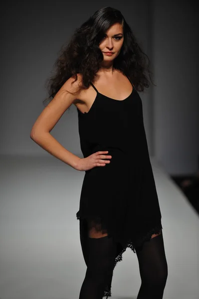 Modellen på lolly kläder modevisning — Stockfoto