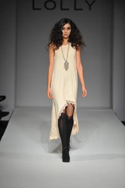 Lolly वस्त्र फैशन शो में मॉडल — स्टॉक फ़ोटो, इमेज
