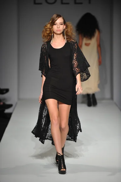 Modelo no desfile de moda Lolly Clothing — Fotografia de Stock