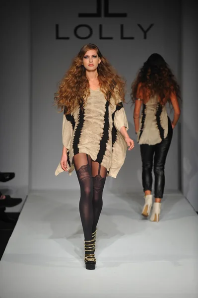 Model op lolly kleding fashion show — Stockfoto