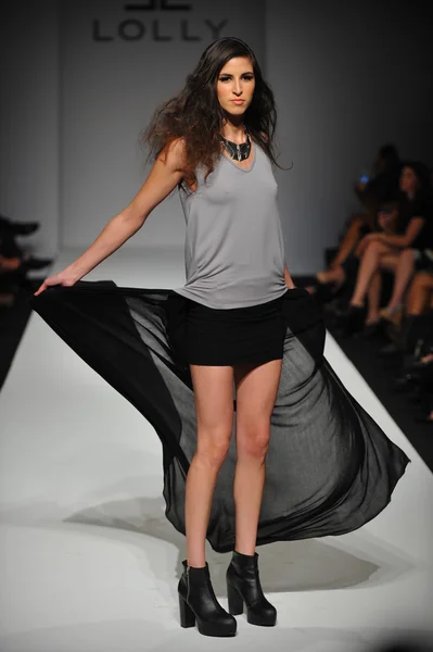 Modelo no desfile de moda Lolly Clothing — Fotografia de Stock