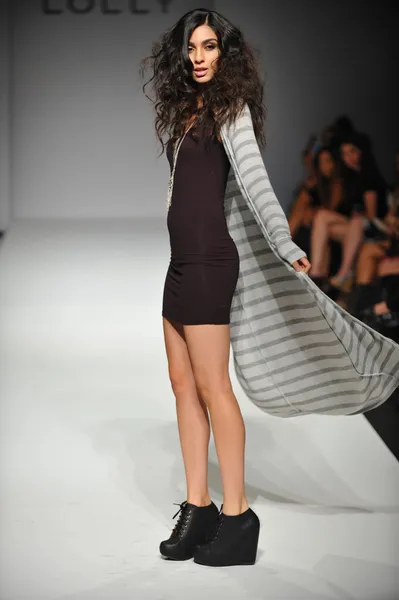 Guba ruházati divat show modell — Stock Fotó