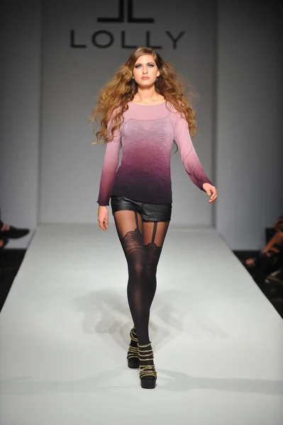 Lolly वस्त्र फैशन शो में मॉडल — स्टॉक फ़ोटो, इमेज