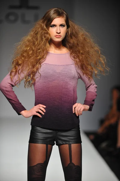 Model na patyku pokaz mody odzieżowej — Zdjęcie stockowe
