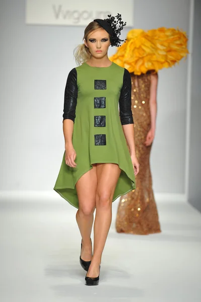 Model op vvigoure fashion show — Stockfoto