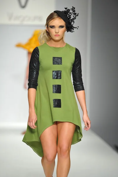 Model op vvigoure fashion show — Stockfoto