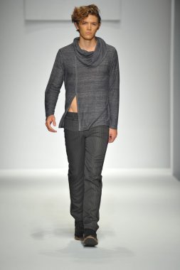 model consort 62 pist yürür