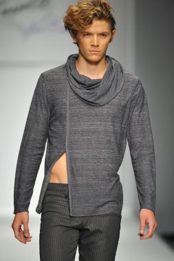 model consort 62 pist yürür