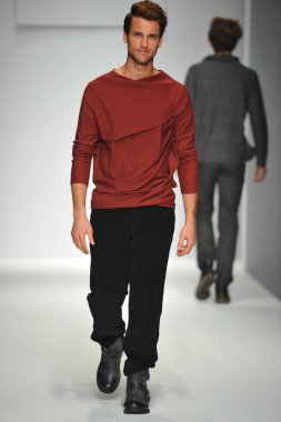 model consort 62 pist yürür