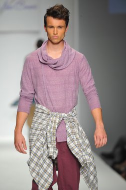 model consort 62 pist yürür