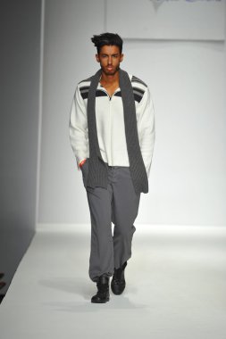 model consort 62 pist yürür