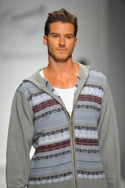 model consort 62 pist yürür