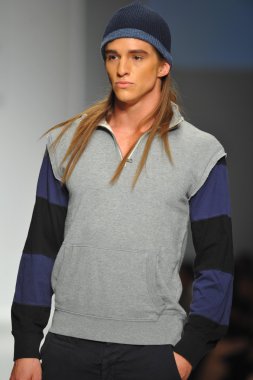 model consort 62 pist yürür