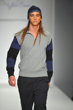 model consort 62 pist yürür