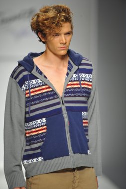 model consort 62 pist yürür