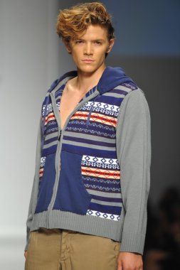 model consort 62 pist yürür