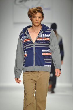 model consort 62 pist yürür