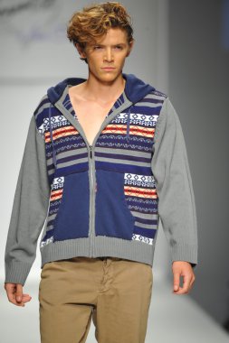 model consort 62 pist yürür