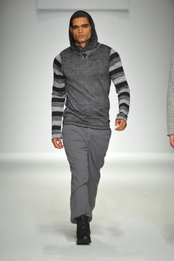 model consort 62 gösteri pist yürür