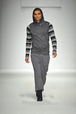 model consort 62 gösteri pist yürür