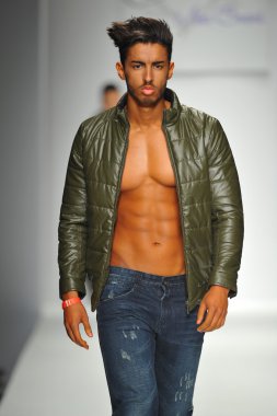 model consort 62 gösteri pist yürür