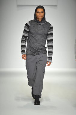 model consort 62 gösteri pist yürür