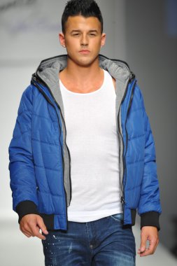 model consort 62 gösteri pist yürür