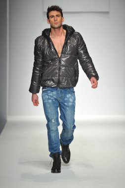 model consort 62 gösteri pist yürür