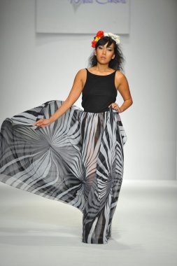 model consort 62 gösteri pist yürür